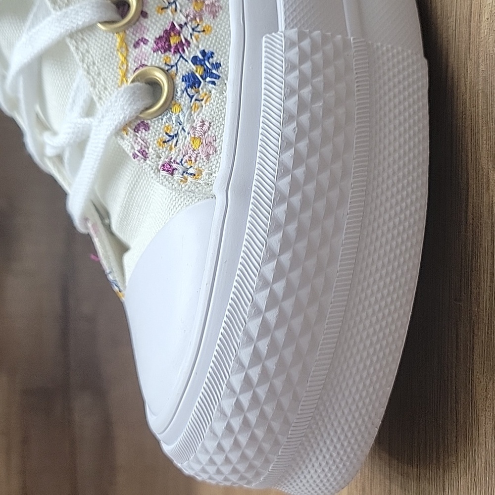 Converse White High-Top Sneakers with Classic Design - Picture 10 of 15